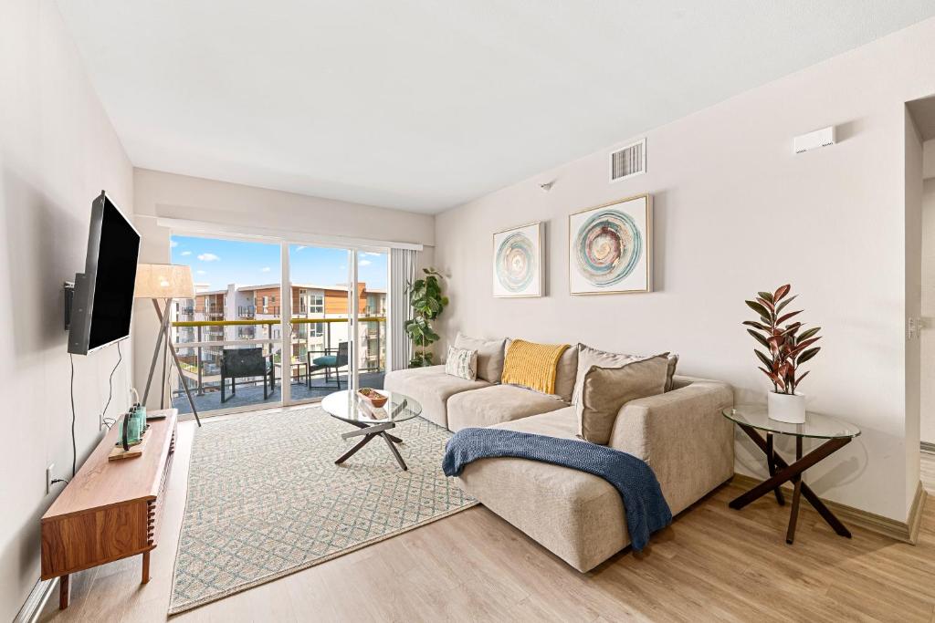 Marina View 2BR Apt, Steps to Beach W GYM, POOL & PARKING